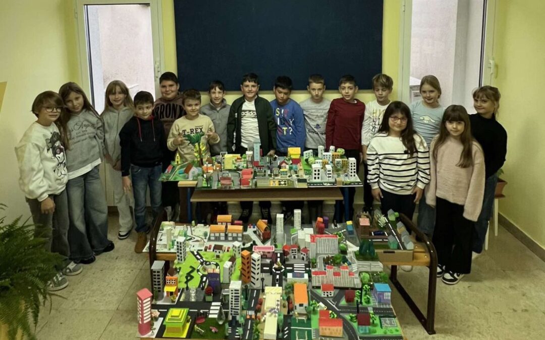 Učenici 3.c razreda i učiteljica Irena Budiša izložili predivne makete naselja