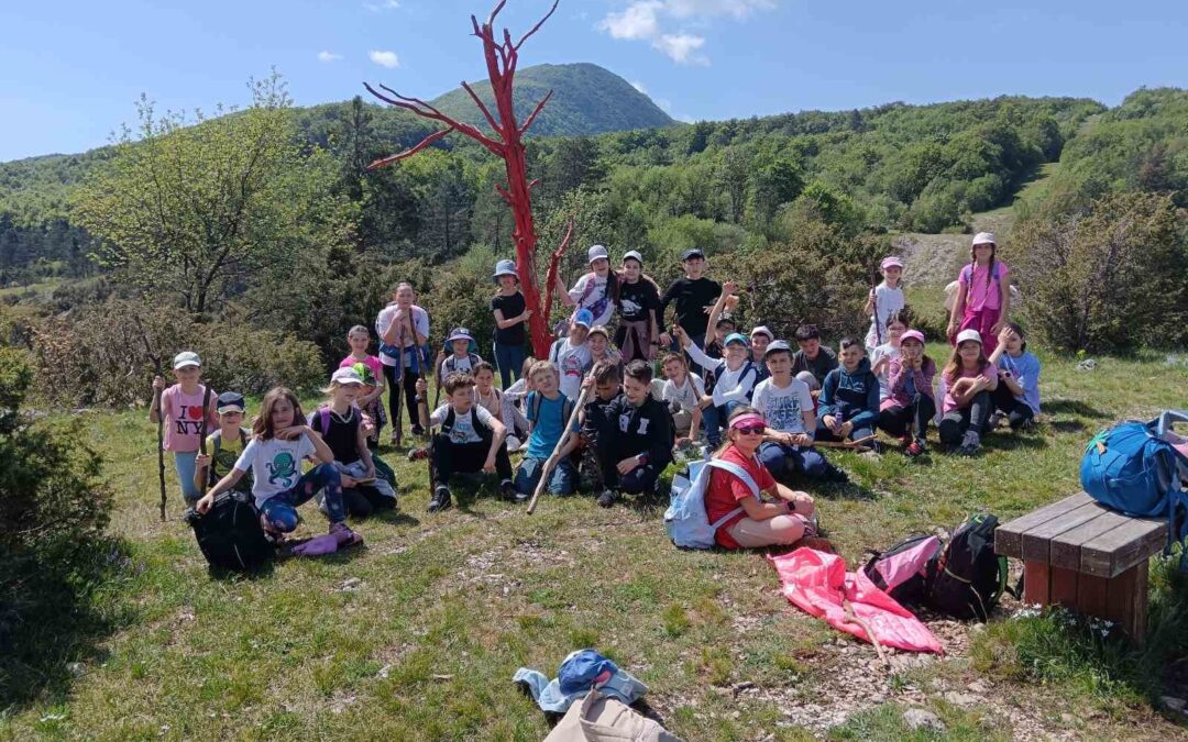 Šetnja Malih planinara na popularnoj Land Art stazi na Učki