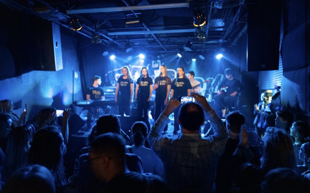 ZaMetal uz pratnju Zametskih malica, učiteljice Jelena Fabijan i Ana Cvitak te učitelj Dino Arbula palili i žarili na festivalu školskih bendova gRimasa u Palachu